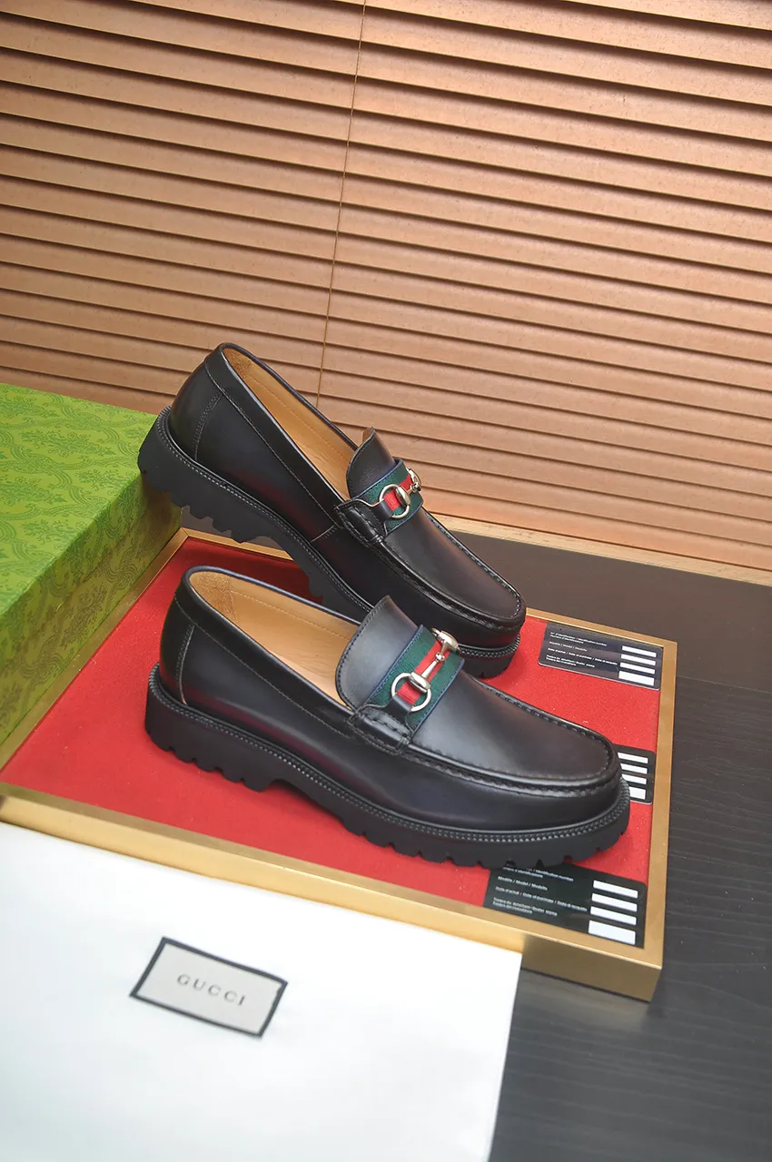 Men's shoes💰560💶Italy's top luxury men's shoe giant (GUCCI) (Gucci) (full cowhide lining) new arrival🍃Original European style🔰 Pleasant to the eye😍In order to make the shoes more durable and non-deformable🌀The production continues to follow traditional methods but there is still no lack of innovation💪Choose original sheepskin for the leather♻️ Smooth and natural And extra bright ⭐Made of imported cowhide, the first choice of rich people 38-45 (45 customized)